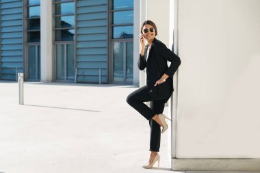 Güzel iş kadını yürüyen açık havada - oldukça genç yetişkin kadın