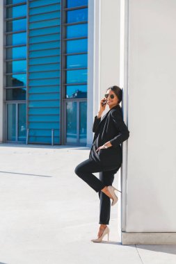 Güzel iş kadını yürüyen açık havada - oldukça genç yetişkin kadın