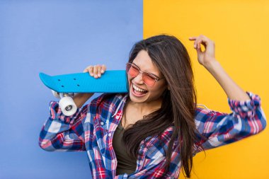 Renkli arka plan üzerinde-şık güzel kız portresi ile kentsel mutlu kadın kıyafetleri, yaşam tarzı ve gençlik hakkında kavramları tarz.