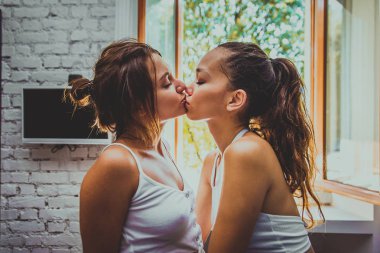 Lesbic çift evde, samimi anları özel hayat - homoseksüel ortakları kendilerini seven