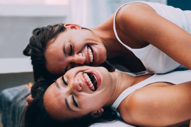 Lesbic çift evde, samimi anları özel hayat - homoseksüel ortakları kendilerini seven