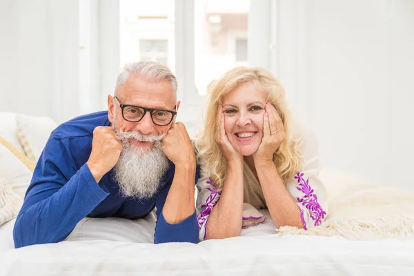 Casal Sênior Década Divertindo Casa Retrato Casal Alegre Conceitos Sobre — Fotografia de Stock