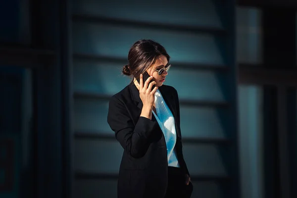 Mulher Negócios Bonita Andando Livre Muito Jovem Adulto Feminino — Fotografia de Stock