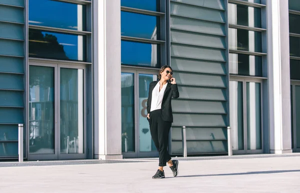 Mulher Negócios Bonita Andando Livre Muito Jovem Adulto Feminino — Fotografia de Stock