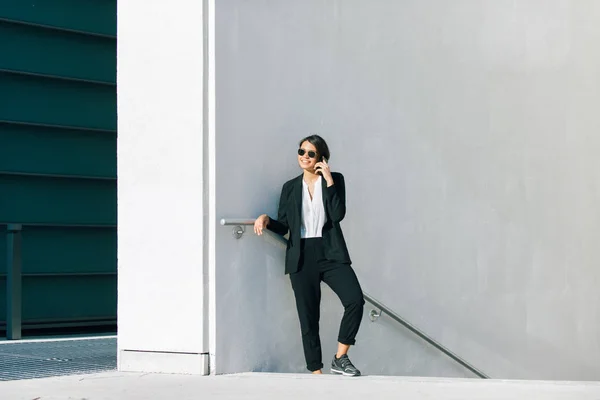 美しい実業家歩行屋外 かなり若い成人女性 — ストック写真
