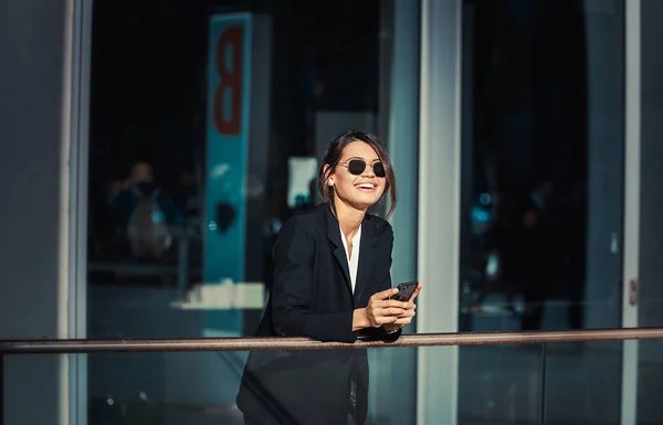 Mulher Negócios Bonita Andando Livre Muito Jovem Adulto Feminino — Fotografia de Stock