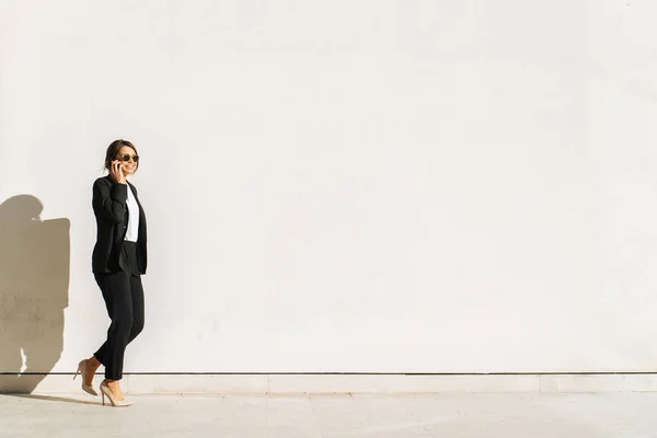 Mulher Negócios Bonita Andando Livre Muito Jovem Adulto Feminino — Fotografia de Stock