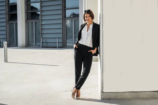 Mulher Negócios Bonita Andando Livre Muito Jovem Adulto Feminino — Fotografia de Stock