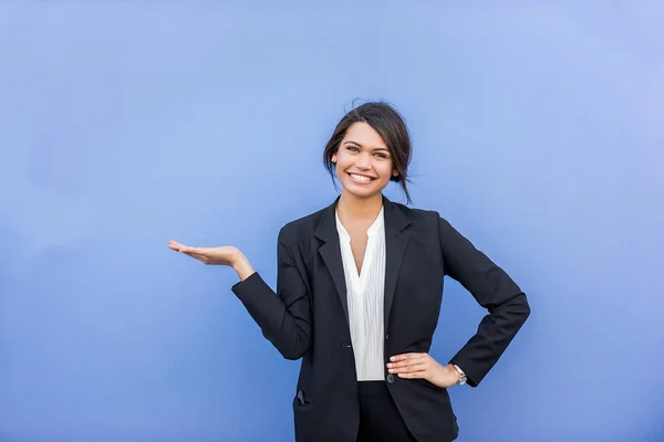 Mulher Negócios Bonita Fundo Colorido Retrato Feminino Adulto Muito Jovem — Fotografia de Stock