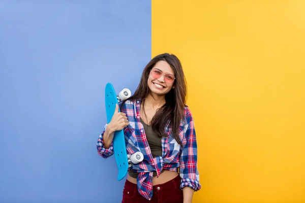 Retrato Chica Bonita Con Estilo Fondo Color Mujer Feliz Con —  Fotos de Stock