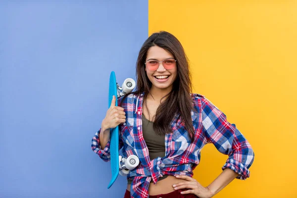 Portret Stylowy Ładna Dziewczyna Kolorowym Tle Szczęśliwa Kobieta Miejskiego Stylu — Zdjęcie stockowe