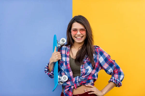 Retrato Chica Bonita Con Estilo Fondo Color Mujer Feliz Con —  Fotos de Stock