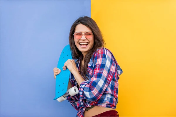 Retrato Menina Bonita Elegante Fundo Colorido Mulher Feliz Com Traje — Fotografia de Stock