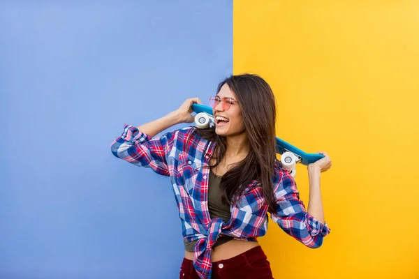 Portret Van Stijlvolle Mooi Meisje Gekleurde Achtergrond Gelukkige Vrouw Met — Stockfoto