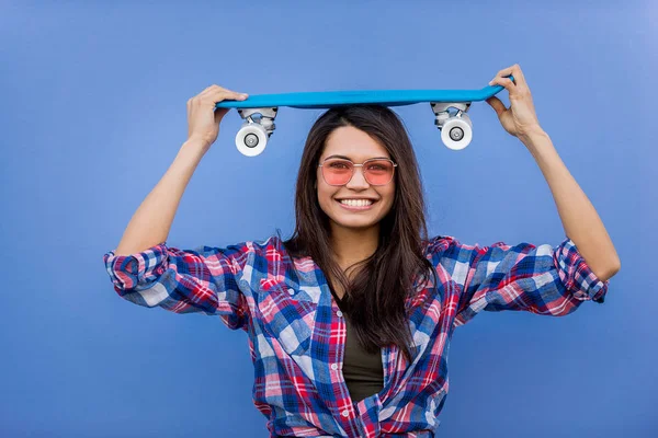 Portret Van Stijlvolle Mooi Meisje Gekleurde Achtergrond Gelukkige Vrouw Met — Stockfoto