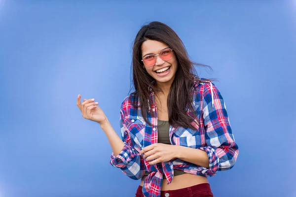 Portret Van Stijlvolle Mooi Meisje Gekleurde Achtergrond Gelukkige Vrouw Met — Stockfoto