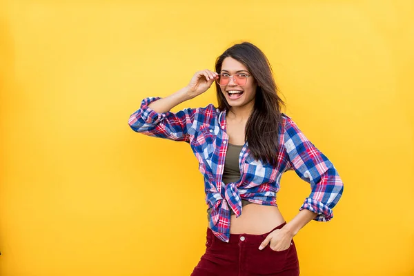 Retrato Chica Bonita Con Estilo Fondo Color Mujer Feliz Con —  Fotos de Stock