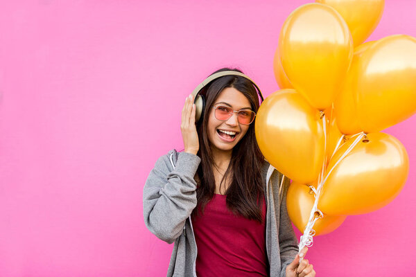 Portrait of stylish pretty girl on colored background - Happy woman with urban styled attire, concepts about lifestyle and youth