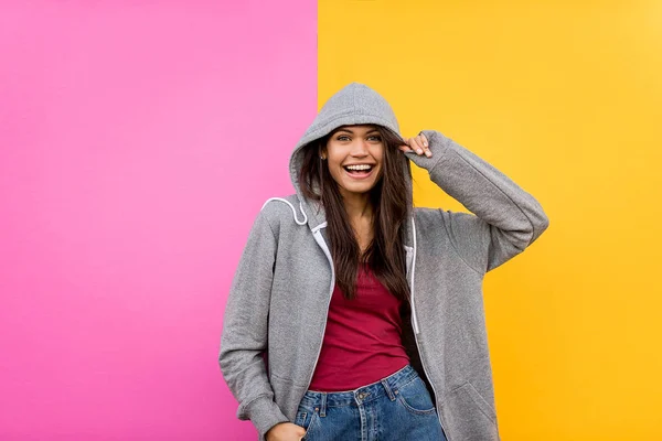 Retrato Chica Bonita Con Estilo Fondo Color Mujer Feliz Con —  Fotos de Stock