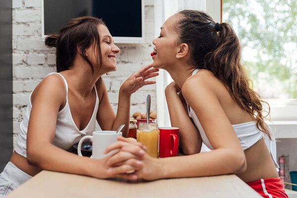 Лесбийская пара дома, интимные моменты личной жизни - гомосексуальные партнеры любят себя
