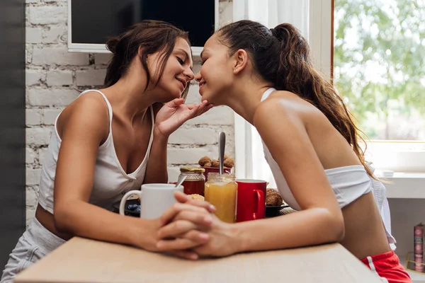 Lesbic Paar Thuis Intieme Momenten Van Persoonlijke Levenssfeer Homoseksuele Partners — Stockfoto