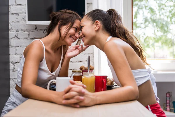 Lesbic Paar Thuis Intieme Momenten Van Persoonlijke Levenssfeer Homoseksuele Partners — Stockfoto