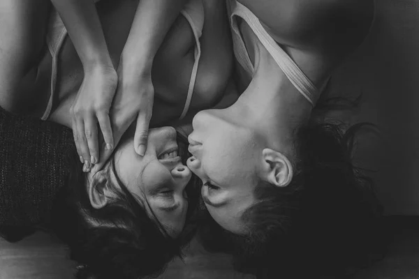 Lesbic Çift Evde Samimi Anları Özel Hayat Homoseksüel Ortakları Kendilerini — Stok fotoğraf