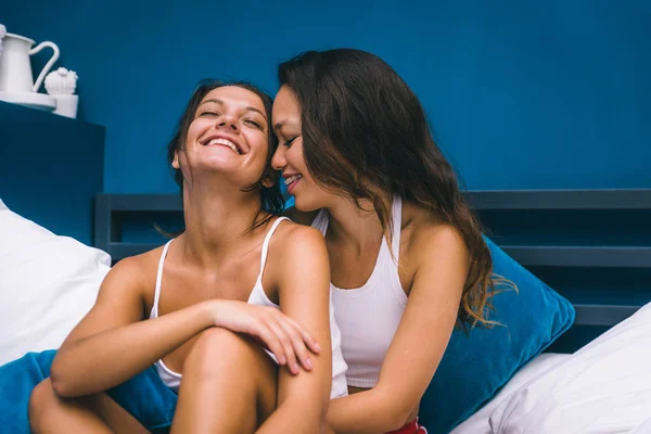 Lesbic Paar Thuis Intieme Momenten Van Persoonlijke Levenssfeer Homoseksuele Partners — Stockfoto