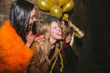 Mutlu kız parti bir kulüpte - dört genç kadın gece parti çılgın Doğum günü partisi grubu