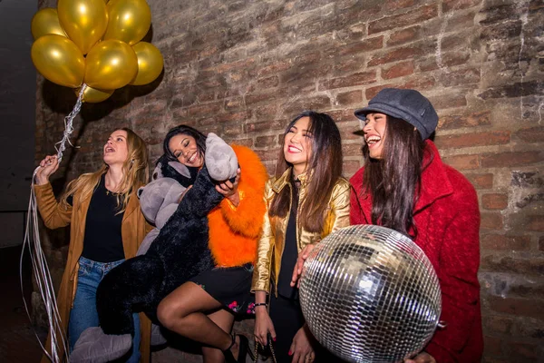 Grupo Meninas Felizes Que Fazem Festa Clube Quatro Mulheres Jovens — Fotografia de Stock