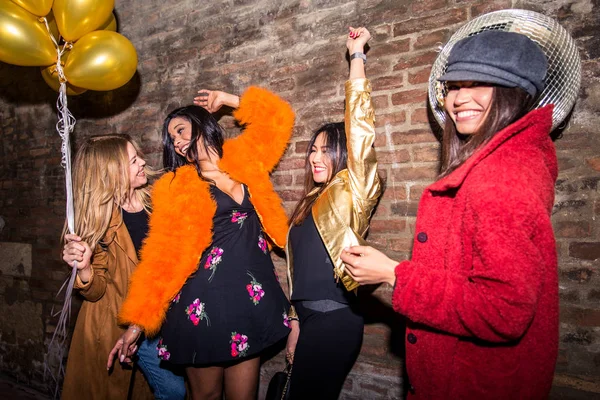 Grupo Meninas Felizes Que Fazem Festa Clube Quatro Mulheres Jovens — Fotografia de Stock