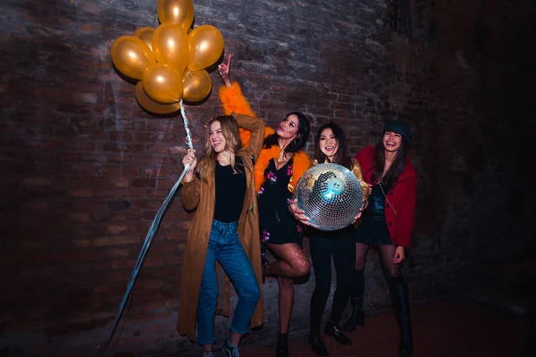 Grupo Meninas Felizes Que Fazem Festa Clube Quatro Mulheres Jovens — Fotografia de Stock