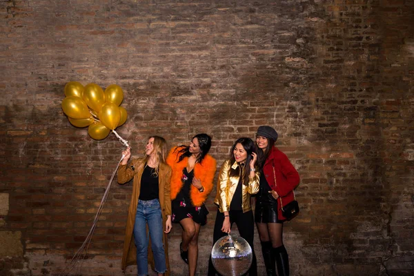 Grupo Meninas Felizes Que Fazem Festa Clube Quatro Mulheres Jovens — Fotografia de Stock