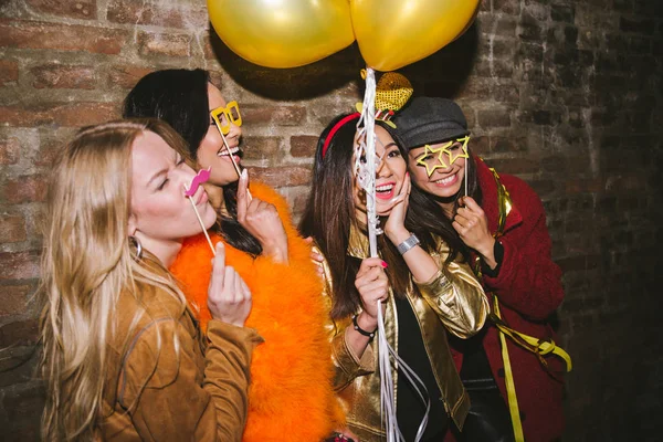 Grupo Meninas Felizes Que Fazem Festa Clube Quatro Mulheres Jovens — Fotografia de Stock