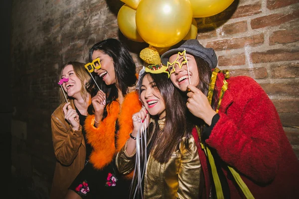 Groep Van Gelukkig Meisjes Met Partij Een Club Vier Jonge — Stockfoto