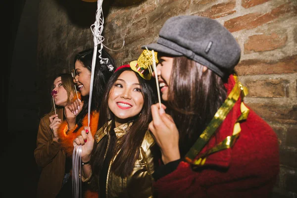 Gruppe Fröhlicher Mädchen Feiert Einem Club Vier Junge Frauen Feiern — Stockfoto