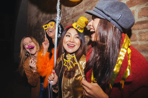Группа Счастливых Девушек Веселящихся Клубе Четыре Молодые Женщины Празднующие Сумасшедший — стоковое фото