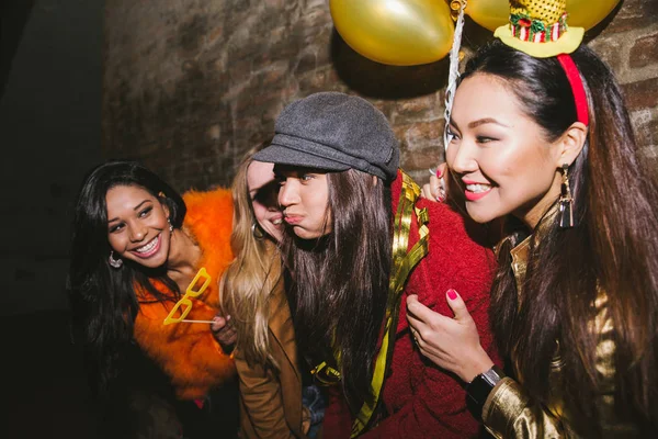 Gruppe Fröhlicher Mädchen Feiert Einem Club Vier Junge Frauen Feiern — Stockfoto