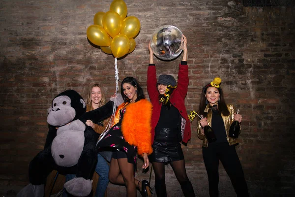 Grupo Meninas Felizes Que Fazem Festa Clube Quatro Mulheres Jovens — Fotografia de Stock