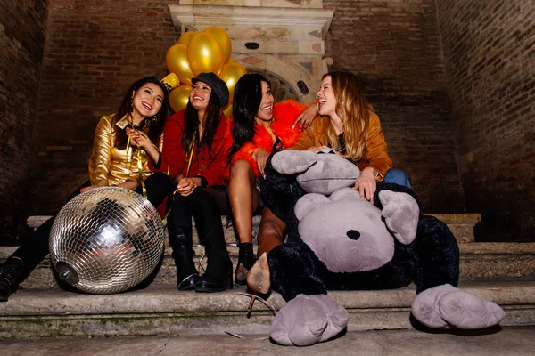 Grupo Meninas Felizes Que Fazem Festa Clube Quatro Mulheres Jovens — Fotografia de Stock