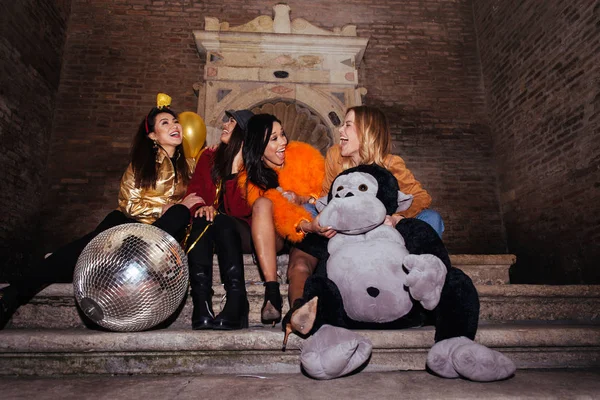 Grupo Meninas Felizes Que Fazem Festa Clube Quatro Mulheres Jovens — Fotografia de Stock