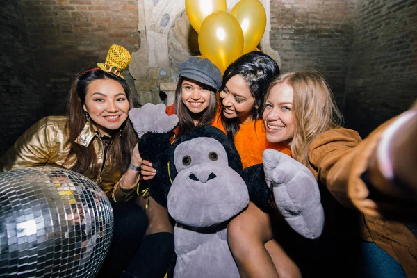 Grupo Meninas Felizes Que Fazem Festa Clube Quatro Mulheres Jovens — Fotografia de Stock