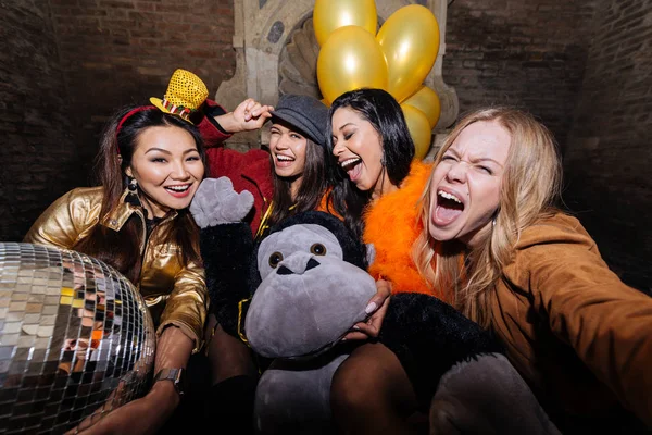 Grupo Meninas Felizes Que Fazem Festa Clube Quatro Mulheres Jovens — Fotografia de Stock