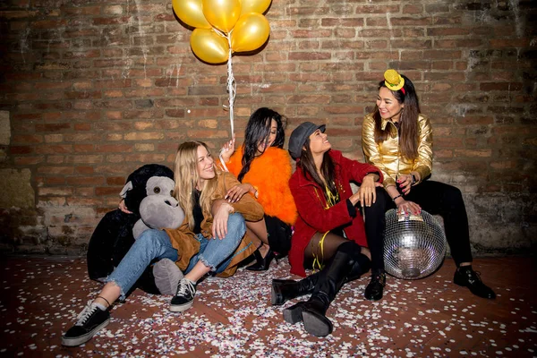 Grupo Meninas Felizes Que Fazem Festa Clube Quatro Mulheres Jovens — Fotografia de Stock