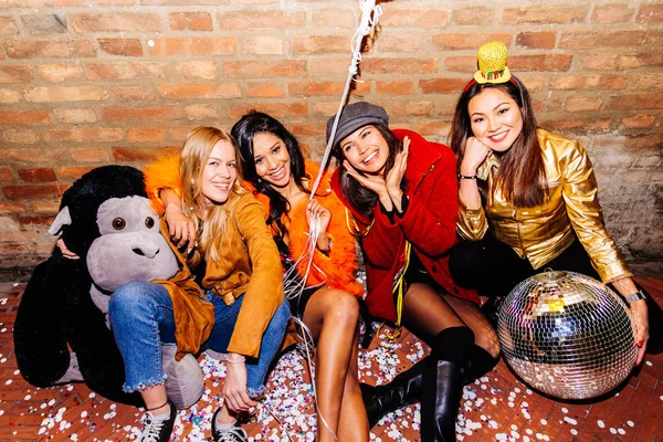 Grupo Meninas Felizes Que Fazem Festa Clube Quatro Mulheres Jovens — Fotografia de Stock