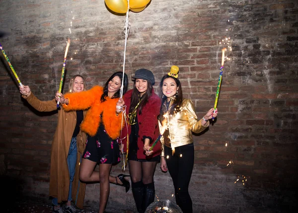 一群快乐的女孩在一个俱乐部聚会 四年轻的妇女在晚上疯狂的生日聚会 — 图库照片