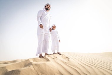 Mutlu aile oynak baba ve oğlu dışarıda eğleniyor Dubai desert - oynama