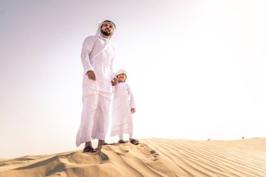 Mutlu aile oynak baba ve oğlu dışarıda eğleniyor Dubai desert - oynama
