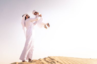 Mutlu aile oynak baba ve oğlu dışarıda eğleniyor Dubai desert - oynama