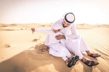 Mutlu aile oynak baba ve oğlu dışarıda eğleniyor Dubai desert - oynama